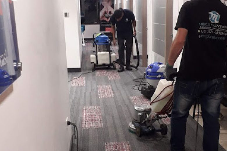 Equipo de lavado de alfombras en corredor de oficina en Colina Campestre, Bogotá