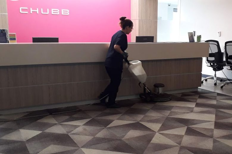 Limpieza de piso de recepción con máquina en Pontevedra, Bogotá
