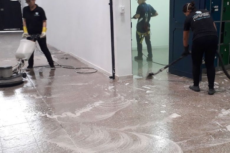 Personal lavando piso y moqueta de oficina en Salitre, Bogotá