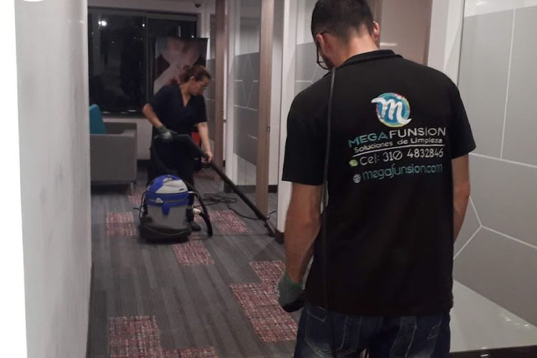 Técnico lavando moqueta de oficina en Salitre, Bogotá