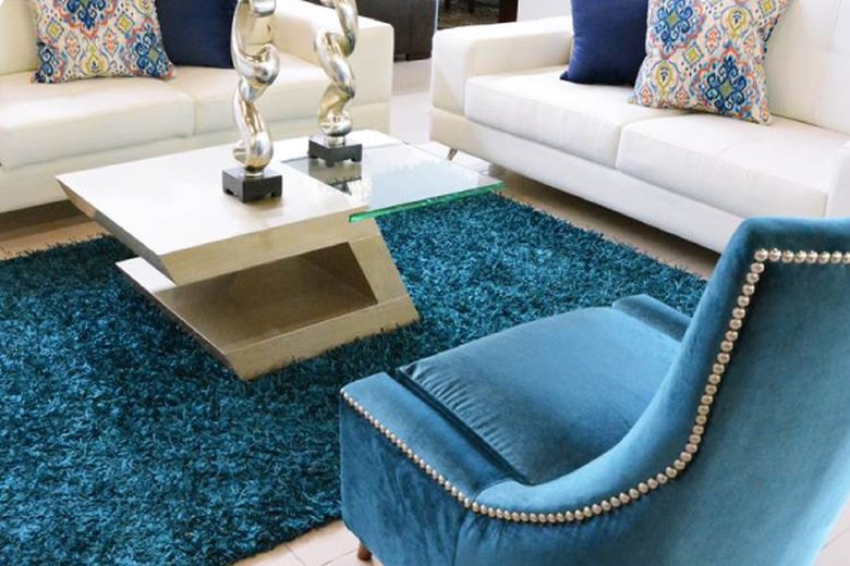 Sala blanca con sillón azul después del lavado de muebles en Suba, Bogotá