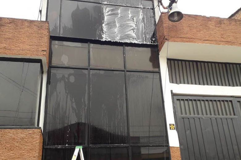 Fachada de vidrio y ladrillo después de la limpieza en Cajicá