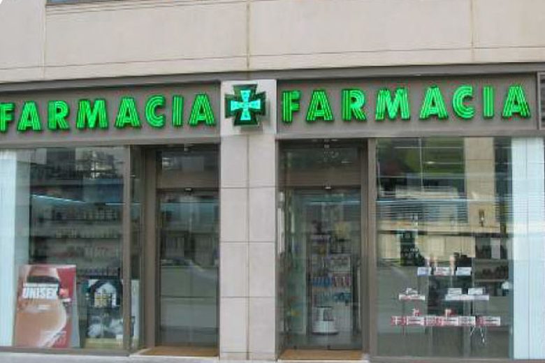 Vitrina de farmacia con fachada limpia en Cajicá