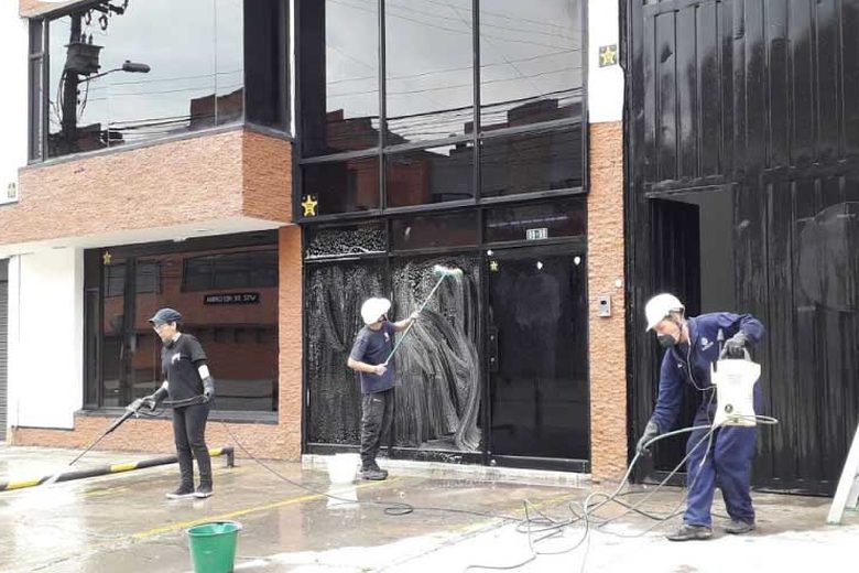 Hidrolavado de fachada de local comercial en Chía