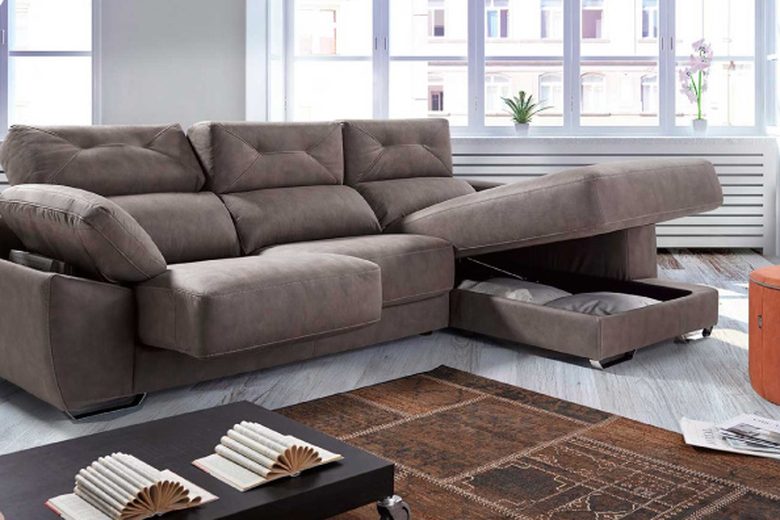 Sofá gris con chaise longue lavado a domicilio en La Calera