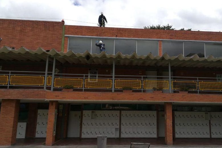 Trabajo en altura sobre fachada de ladrillo en La Calera