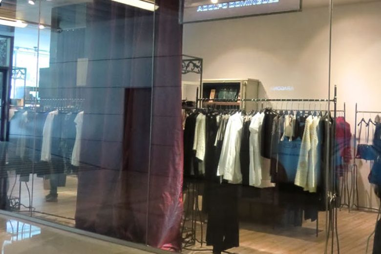 Vidrios de local comercial lavados en La Calera