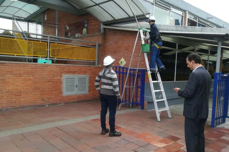 Operarios con escalera limpiando una fachada en La Calera