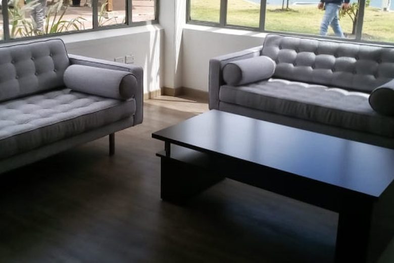 Sofás grises de sala limpios en Mosquera